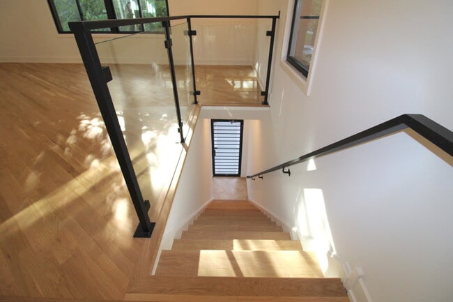 Building Photo - 933 N Ashland Ave