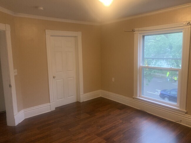 Foto del edificio - 2 Bedroom Upper Close to Downtown!