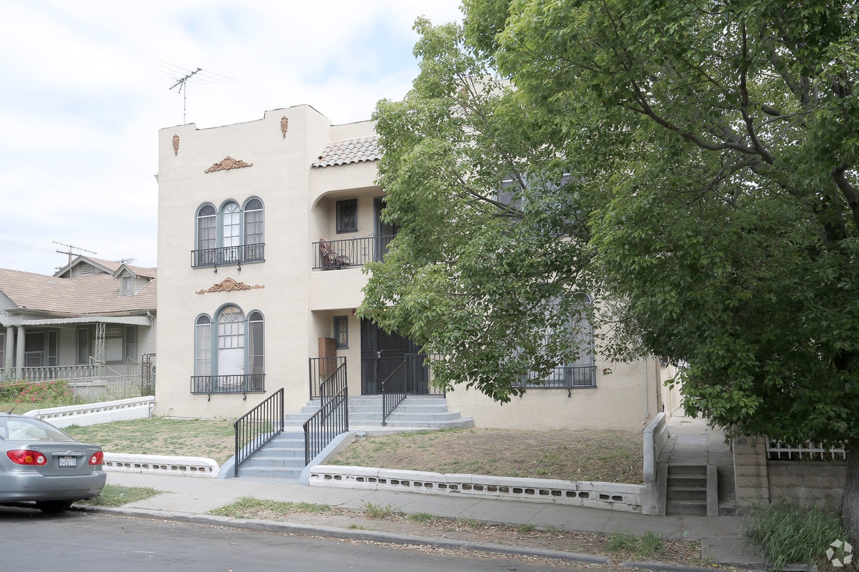 Building Photo - 240 Robinson St