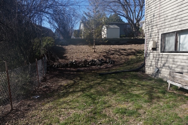 Outdoor yard space out front door - 1355 NW Deane St