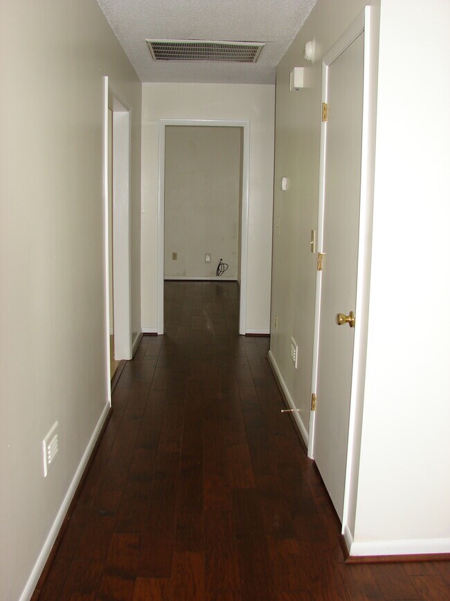 Pasillo a los dormitorios - 1847 Gibson Ave