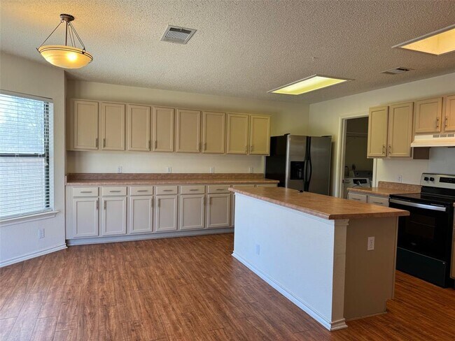 Building Photo - 8405 Axis Dr