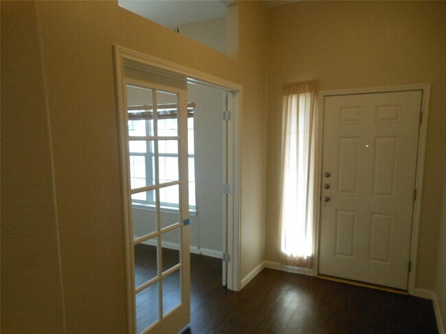 Building Photo - 1519 Hawk Dr