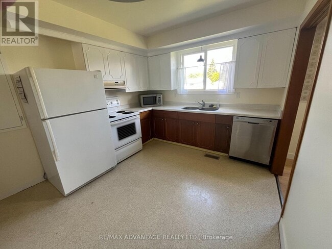 Building Photo - 143 Downing Crescent