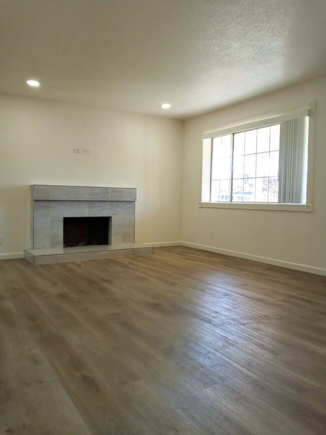 Foto del edificio - Recently Remodeled 3bd Single Story House Accepting Pets!