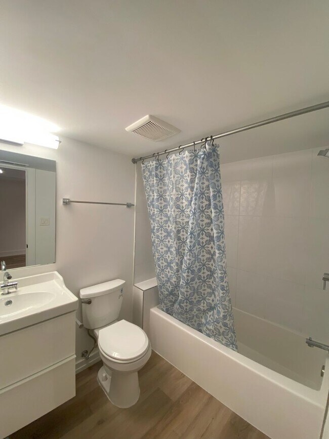 Building Photo - Modern Petworth 2-Bed/Bath with Outdoor Sp...