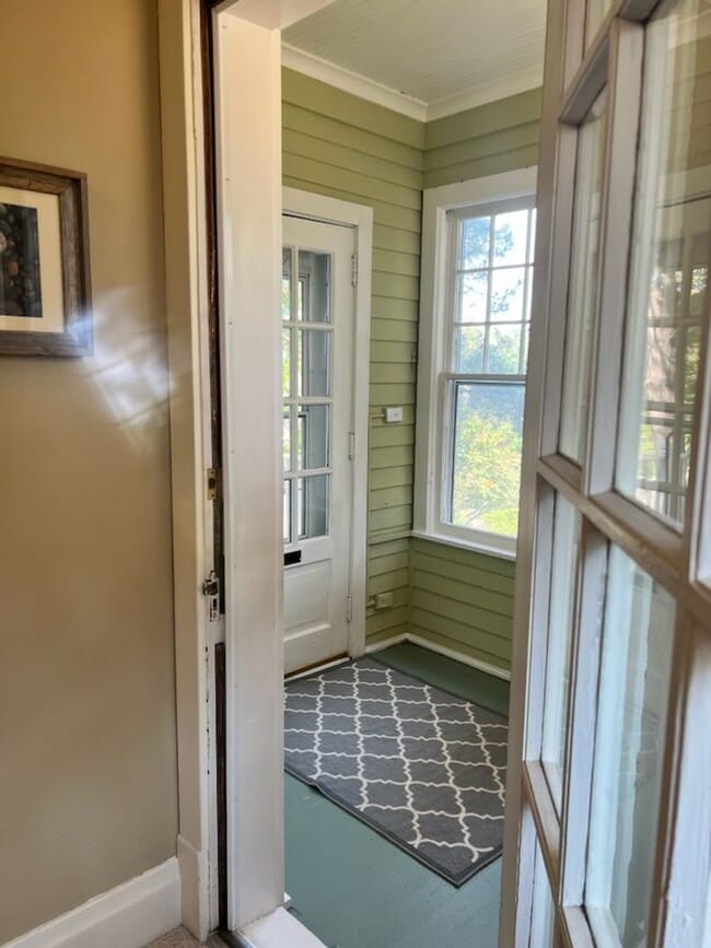 Building Photo - AVAILABLE AUGUST 1ST - Beautiful Single Fa...