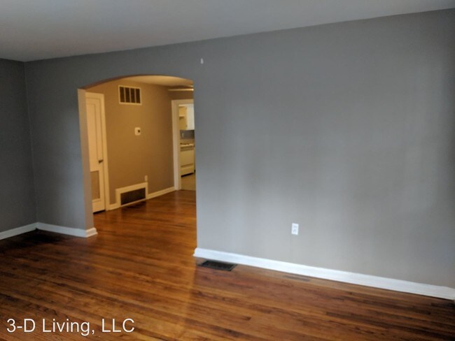 Building Photo - 1306 E Victory Dr