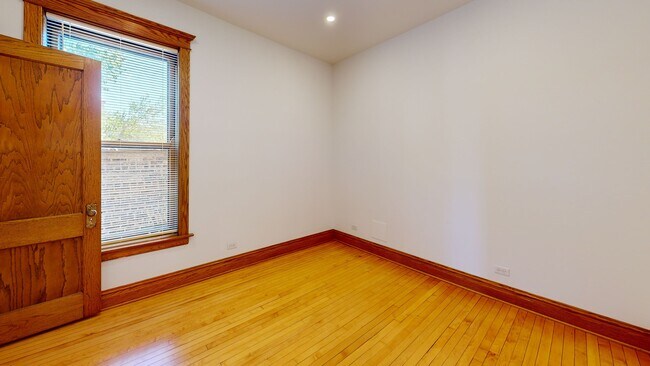 Foto del edificio - 1742 W Addison St