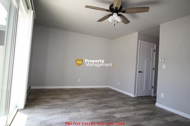 Building Photo - 3 Bedroom Town House