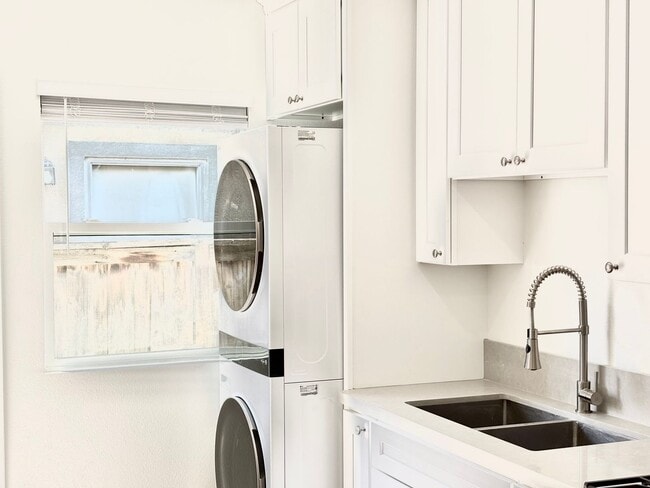 Building Photo - 351H2 - Oxnard | 2 Bed 1 Bath | Newly Reno...