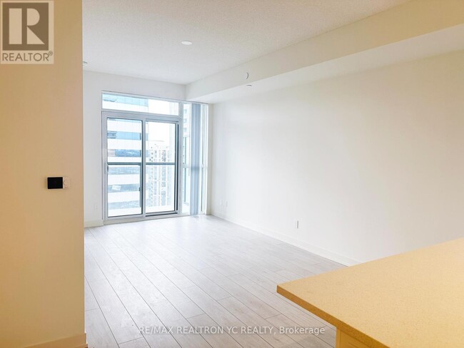 Photo du bâtiment - 4955-4955 Yonge St