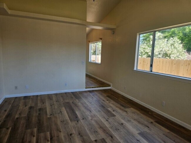 Building Photo - Lakeport Gem for rent