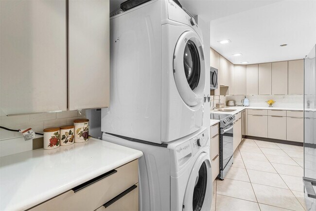 Foto del edificio - 3000 Holiday Dr