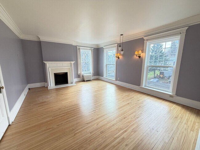 Foto del edificio - Beautiful 4 Bedroom/2 Bathroom Second Floor Apartment in East Duluth Mansion with Utilities Inclu...