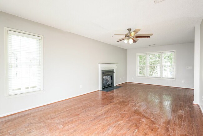 Foto del edificio - 221 Guinevere Ct