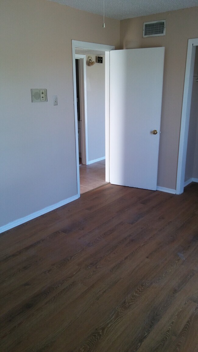 Building Photo - 4416 Laplace St
