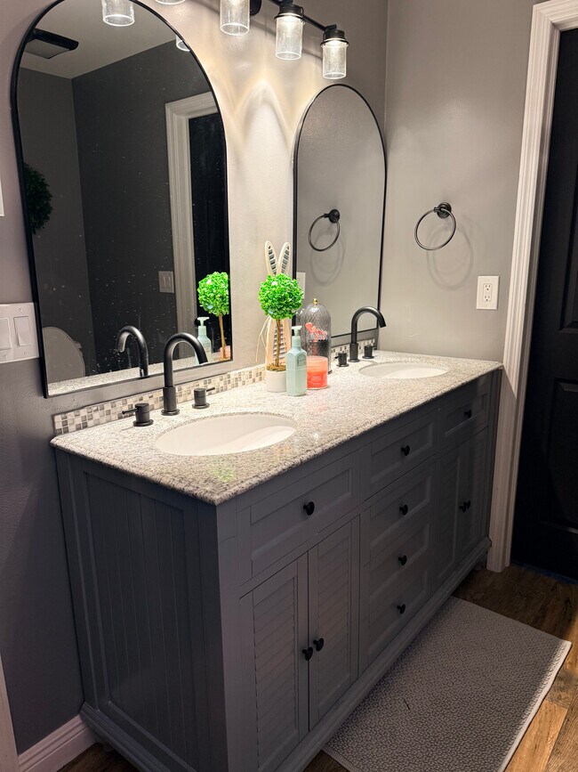 Building Photo - 1210 40th Ave