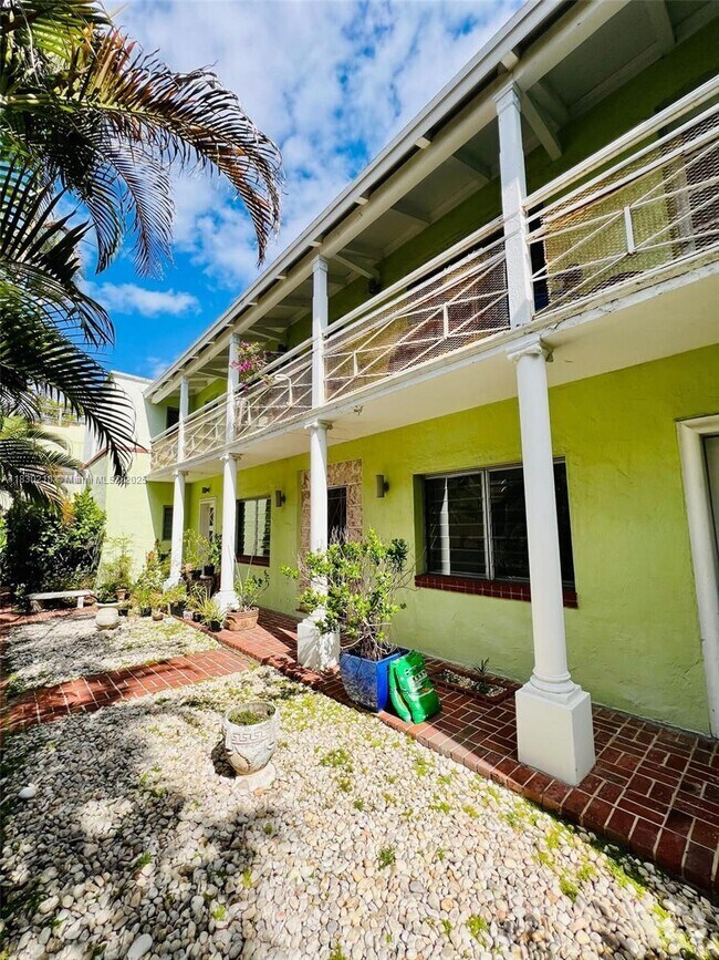 Building Photo - 2830 Pine Tree Dr