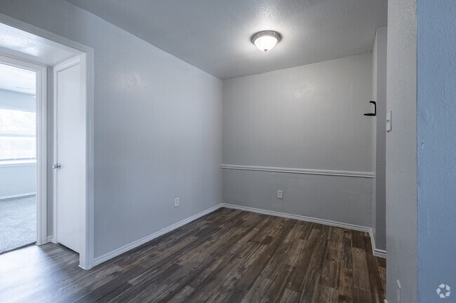 B5 1BR, 1BA - 625SF - Dining Room - Aqua Bella