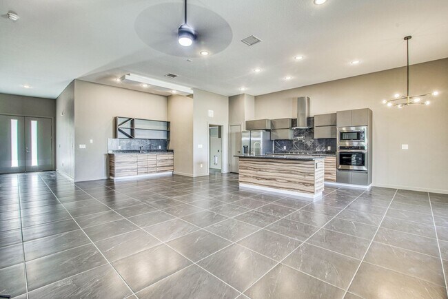 Building Photo - Beautiful East side House 4 bed-2.5 baths, part of The Overlook Casa Club that includes Swimming ...