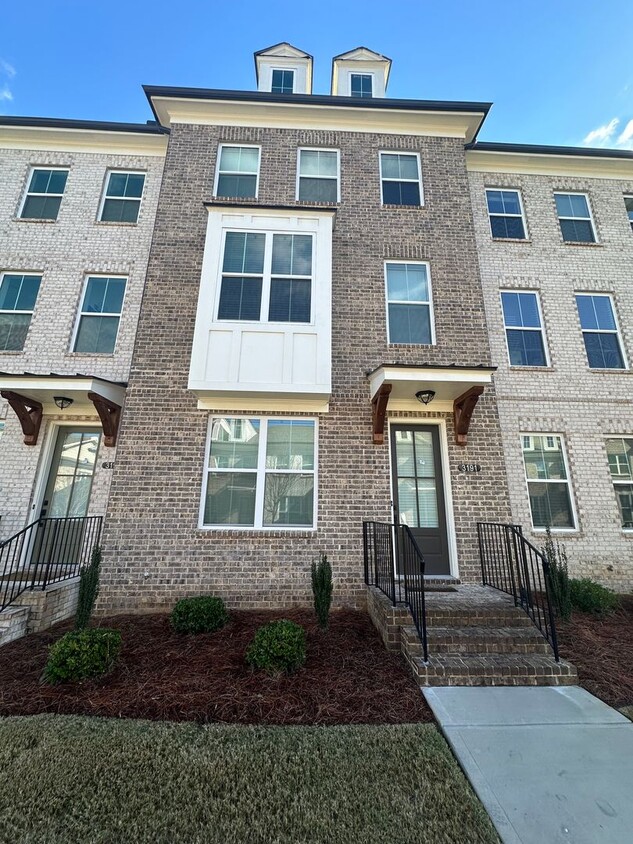 Foto principal - Stunning 3BR/3.5BA Townhome with Open Conc...