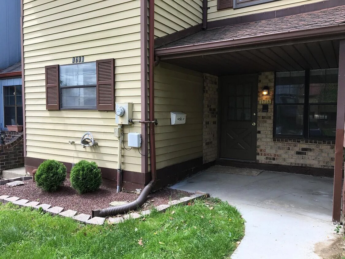 Frente - 1718 Redwood Ct