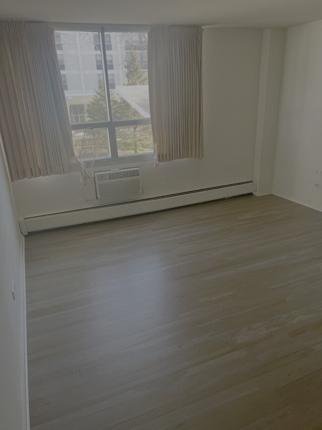 Building Photo - 9009 Golf Rd