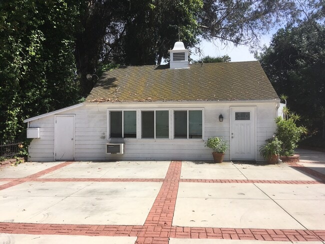 Building Photo - 10985 W Sunset Blvd