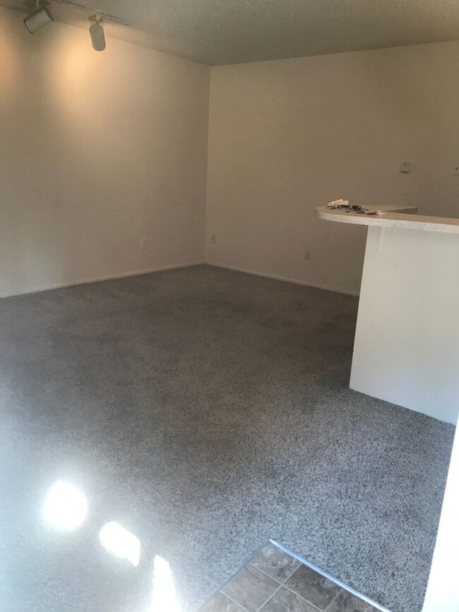 Building Photo - 1 bed 1 bath AVAILABLE NOW in Capital Hill