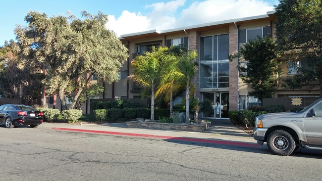 Building Photo - 2200 Royale Rd