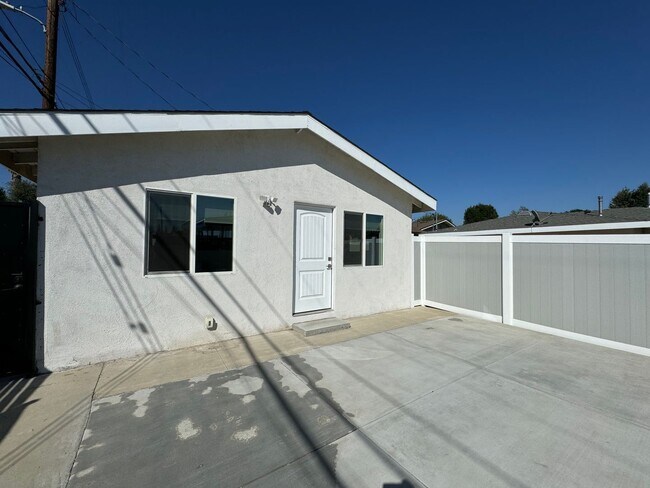 Building Photo - All New 1 bedroom 1 bath ADU with a Privat...