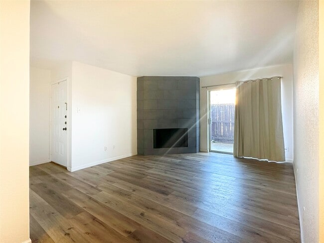 Foto del edificio - 9350 Country Creek St