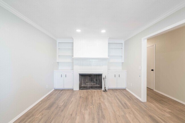 Building Photo - Newly renovated 3 bed, 2 bath! Great locat...