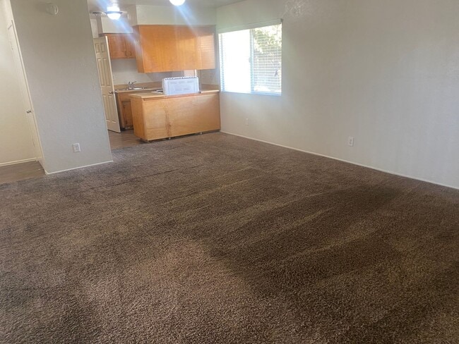 Building Photo - 808 E Kaweah Ave