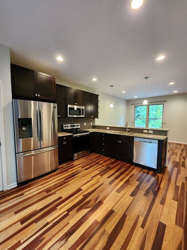 Building Photo - Asheville Rental!