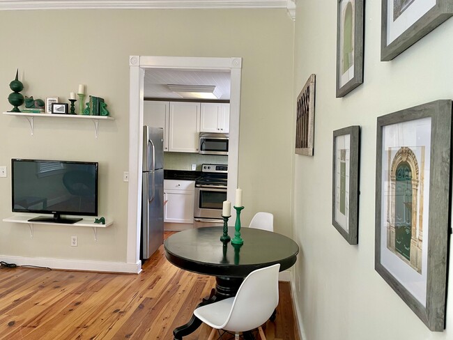 dining - 6 Woolfe St
