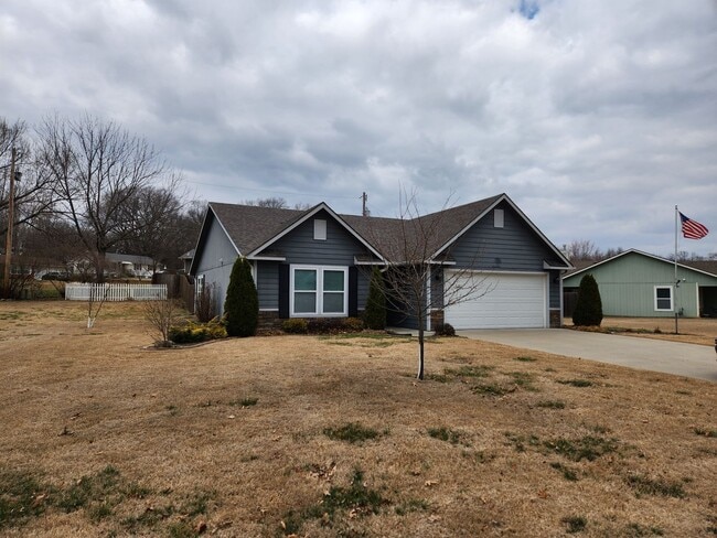 Building Photo - Beautiful newer home with everything on main level in Seaman Schools
