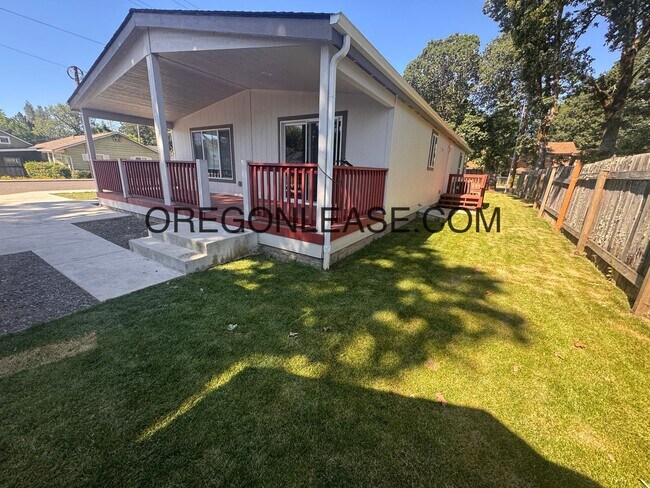 Building Photo - 3 bedroom 2 bath Veneta Home
