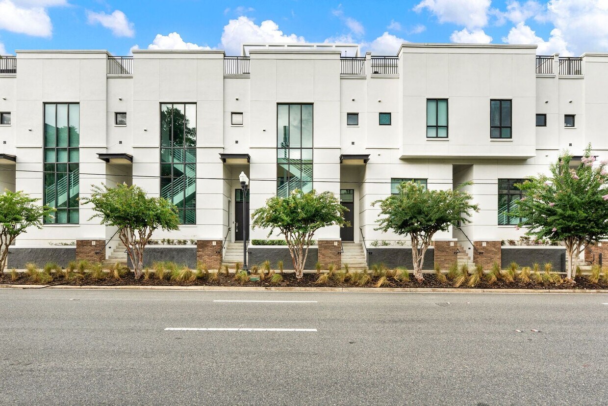 Primary Photo - Luxury 2 Bedroom 2.5 Bath Townhome In Down...