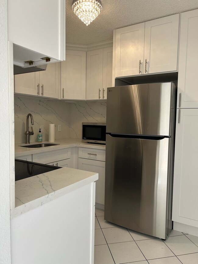 Building Photo - Renovated Studio with parking near Diamond...