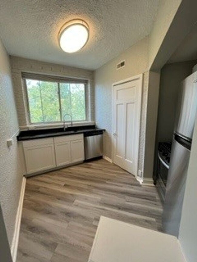 Foto del edificio - 2560 Woodburn Ave