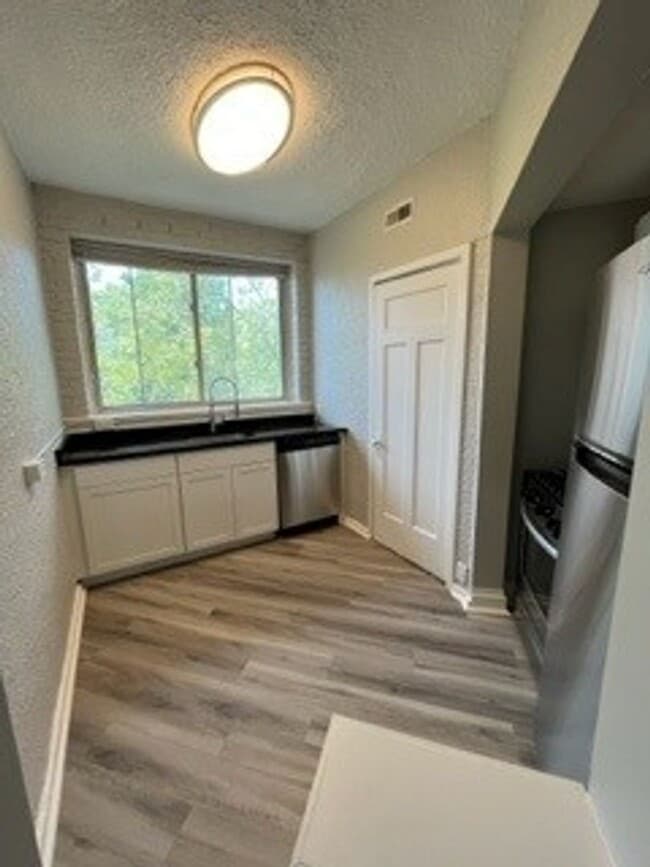 Photo - 2560 Woodburn Ave Apartment