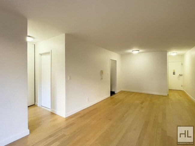 Building Photo - W 87th St