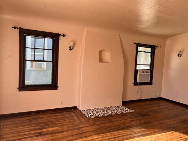 Building Photo - 828 H St