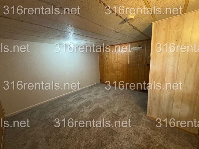 Building Photo - $999 - 4 bed 2 bath - Single Family Home