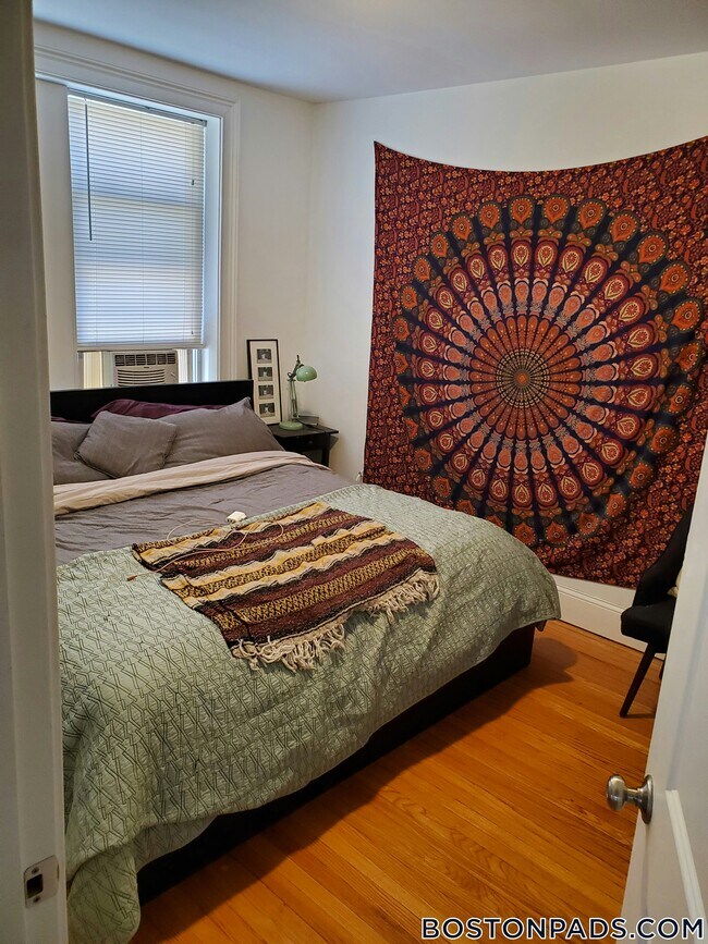 Building Photo - 170 Maple St