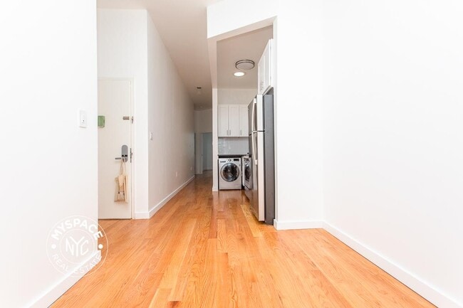 Building Photo - 285 Troutman St