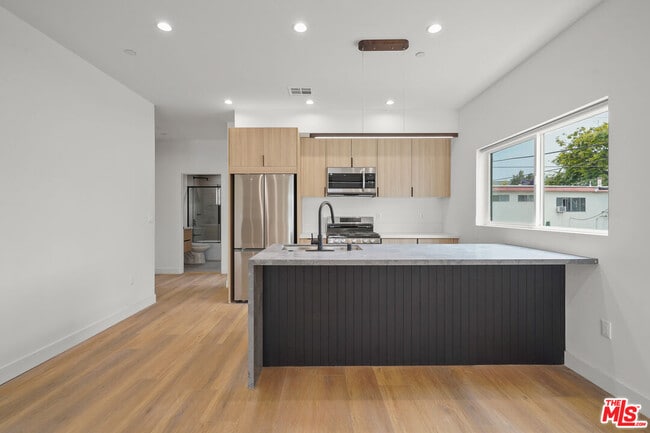 Foto del edificio - 4527 W 17th St