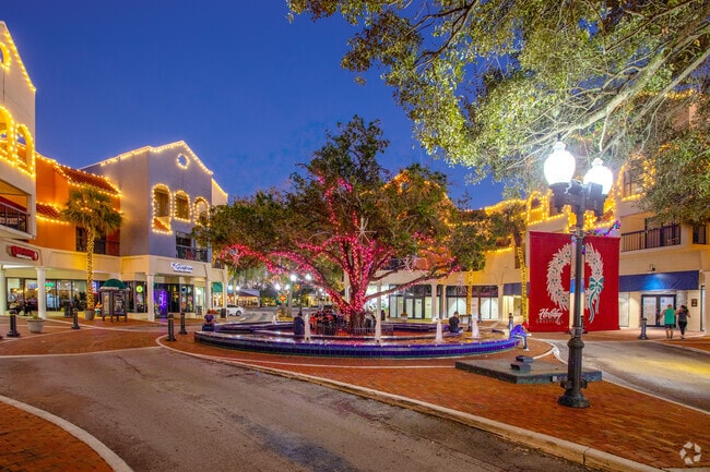 The Rotunda and shop decorated for the holidays.